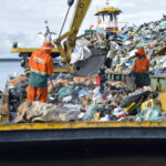 Prefeitura de Manaus realiza transbordo de 500 toneladas de lixo na capital
