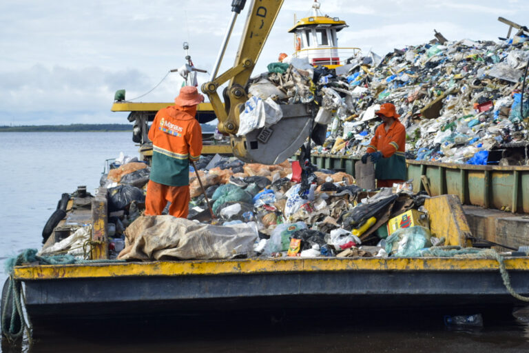 Prefeitura de Manaus realiza transbordo de 500 toneladas de lixo na capital