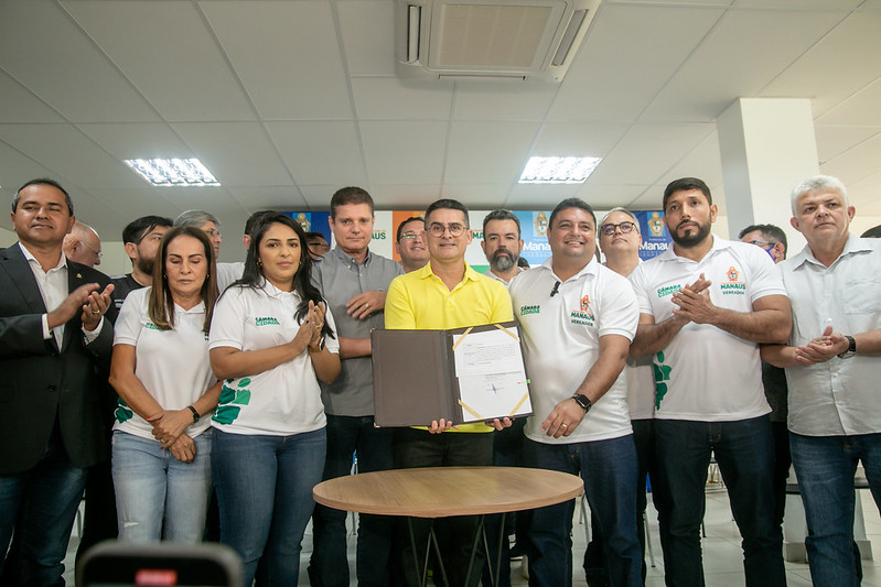 Prefeito sanciona lei que proíbe a instalação de medidores aéreos em Manaus
