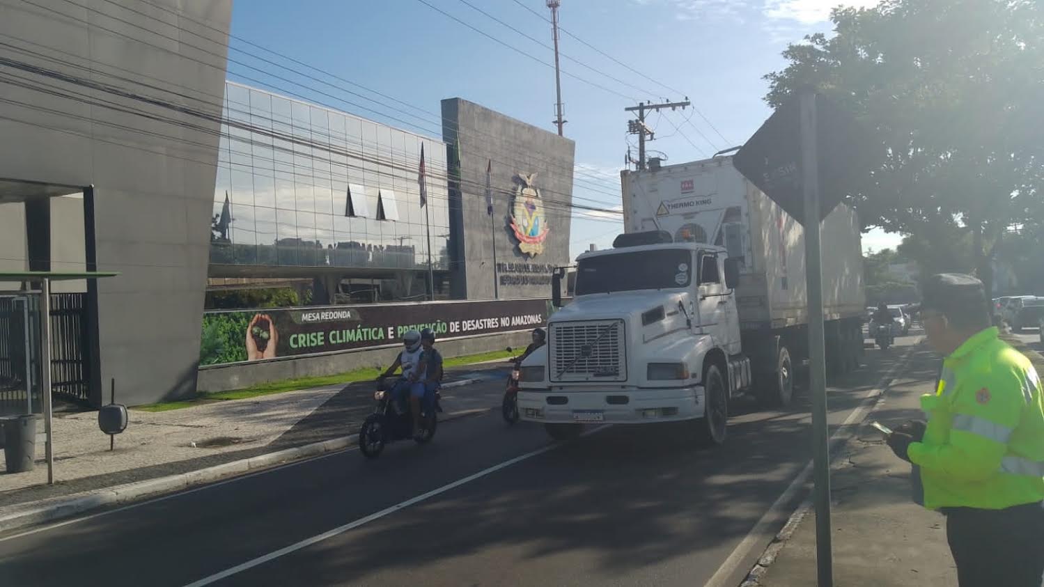 PORTAL DO AMAZONAS - Prefeitura intensifica fiscalização de veículos pesados em vias regulamentadas de Manaus