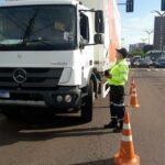 Prefeitura faz operação para fiscalizar caminhões e garantir segurança viária de Manaus