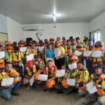 Em Barreirinha e Nhamundá, Detran Amazonas entrega kits de capacete e colete para mototaxistas
