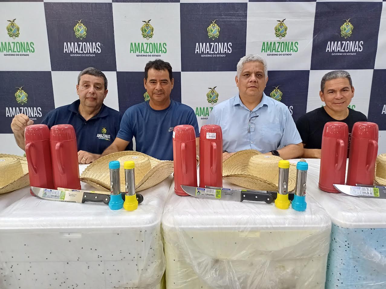 Governo do Amazonas entrega kits de pesca artesanal a pescadores de Nova Olinda do Norte