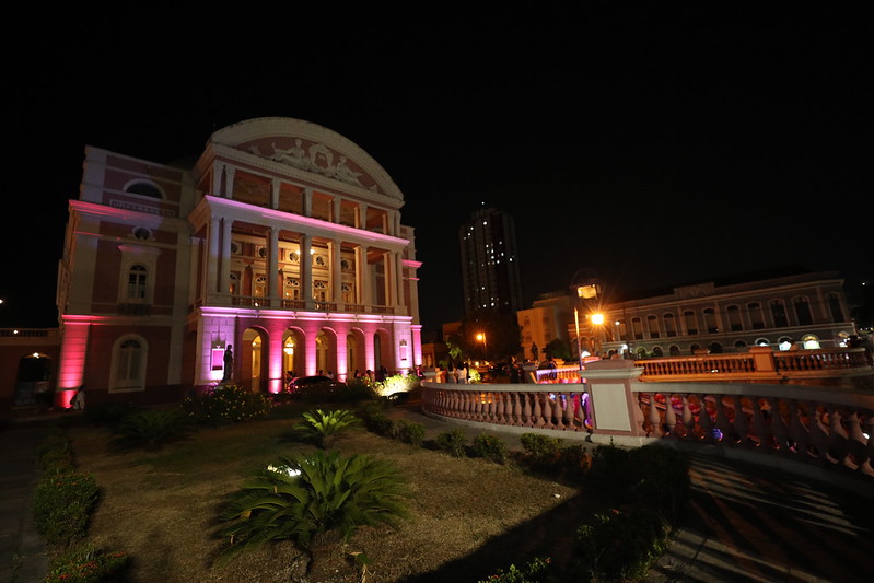 Governo do Estado abre o Outubro Rosa iluminando o Teatro Amazonas
