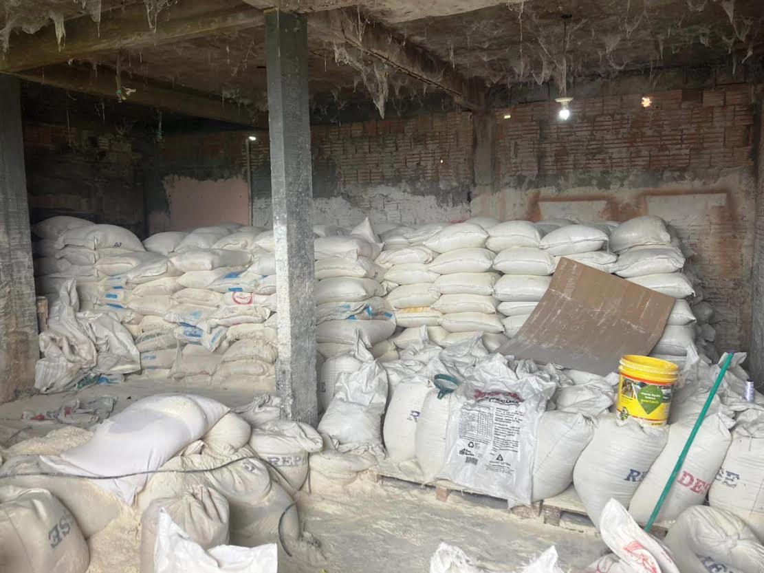 Visa Manaus apreende 25 toneladas de farinha de trigo falsificada em depósito na zona Leste da cidade