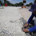 Prefeitura faz novos serviços de reposição manual de pedras portuguesas no parque Ponta Negra