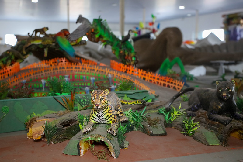 Esculturas modeladas em EPS dão mais vida aos animais da etapa temática do parque Amazonino Mendes