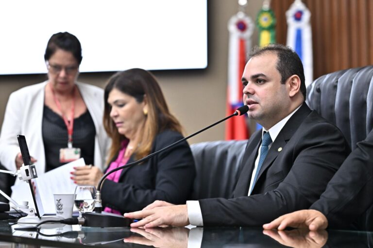 Presidente Roberto Cidade comanda votação que aprovou reajuste de 5,79% aos servidores do MPAM e instituiu o PCCR aos servidores do Ipaam