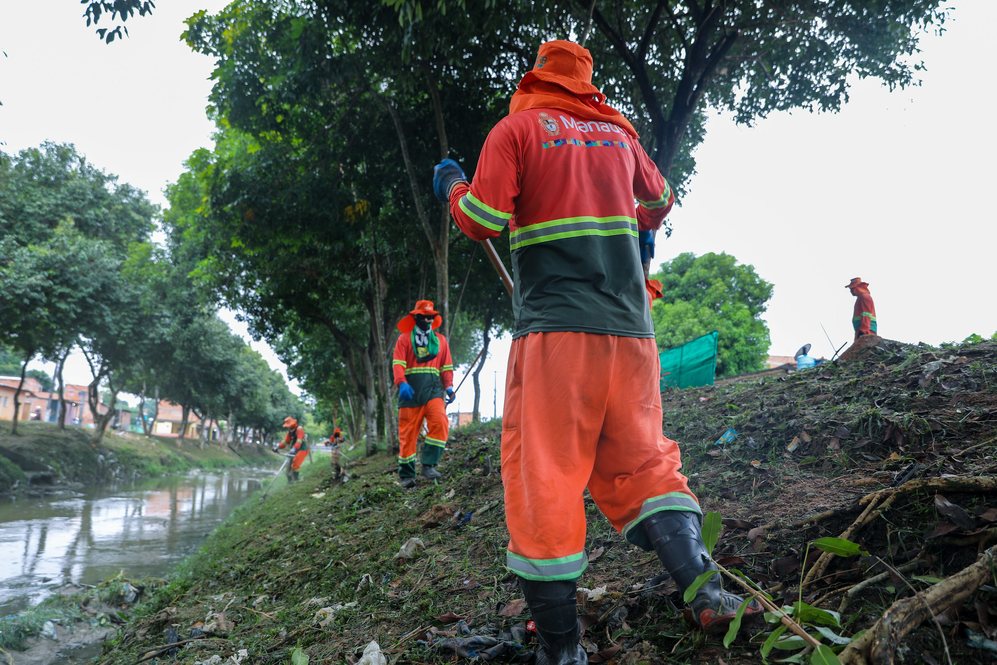Prefeitura realiza operação de limpeza, higienização e implantação de ecobarreiras no igarapé do Passarinho