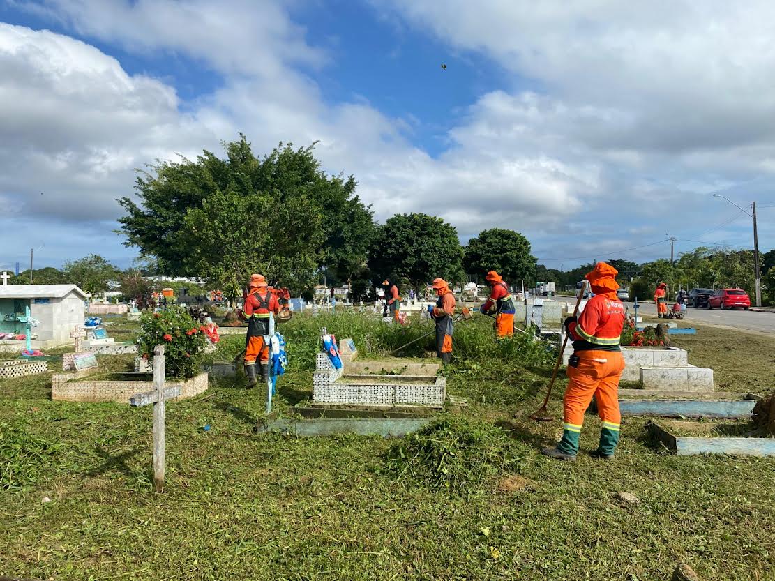 Prefeitura realiza mutirão de limpeza e infraestrutura nos cemitérios de Manaus para o Dia das Mães