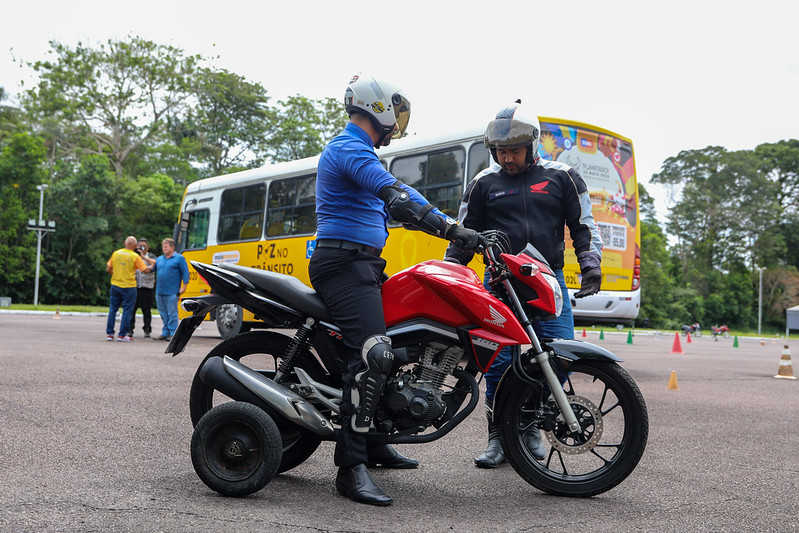 Motoristas de transporte de Manaus vivenciam riscos dos motociclistas no trânsito em ação educativa