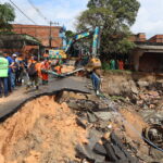 Prefeitura intensifica obra em rip-rap e inicia operação para reconstruir ponte que desabou na rua Rio Pitinga no São José