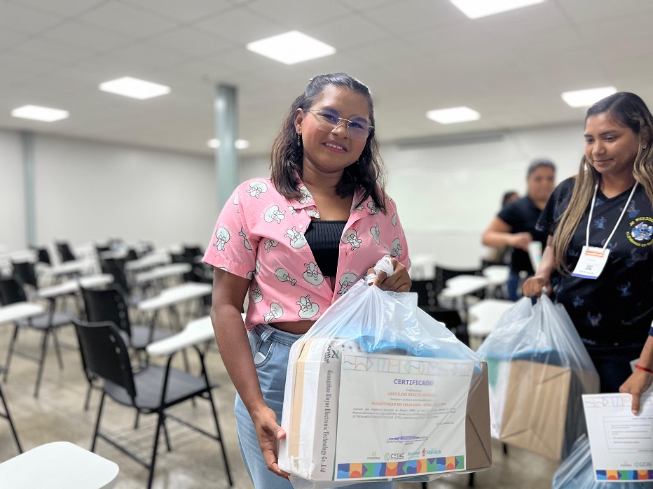 Prefeitura de Manaus certifica turmas do curso básico ‘Técnico de Celular’