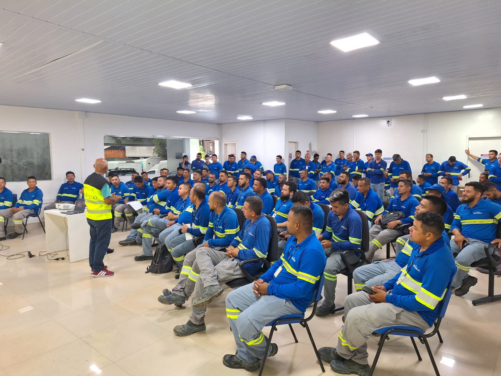 Prefeitura de Manaus oferece palestra a motoristas profissionais