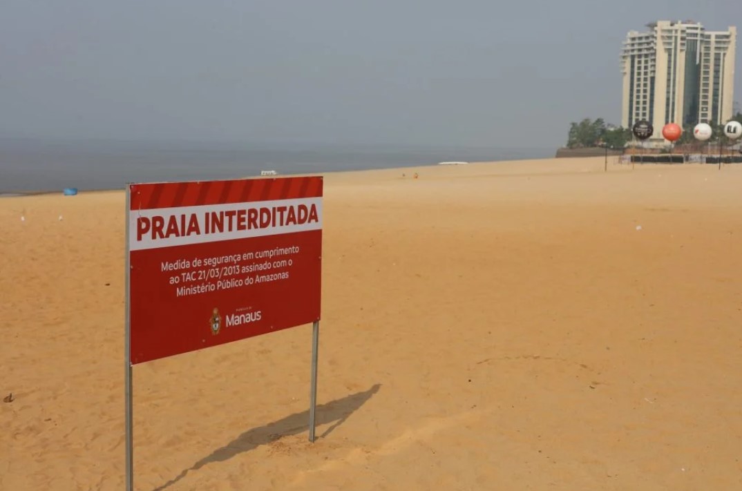 Praia da Ponta Negra recebe cerquite para delimitação física da interdição para o banho por conta da estiagem