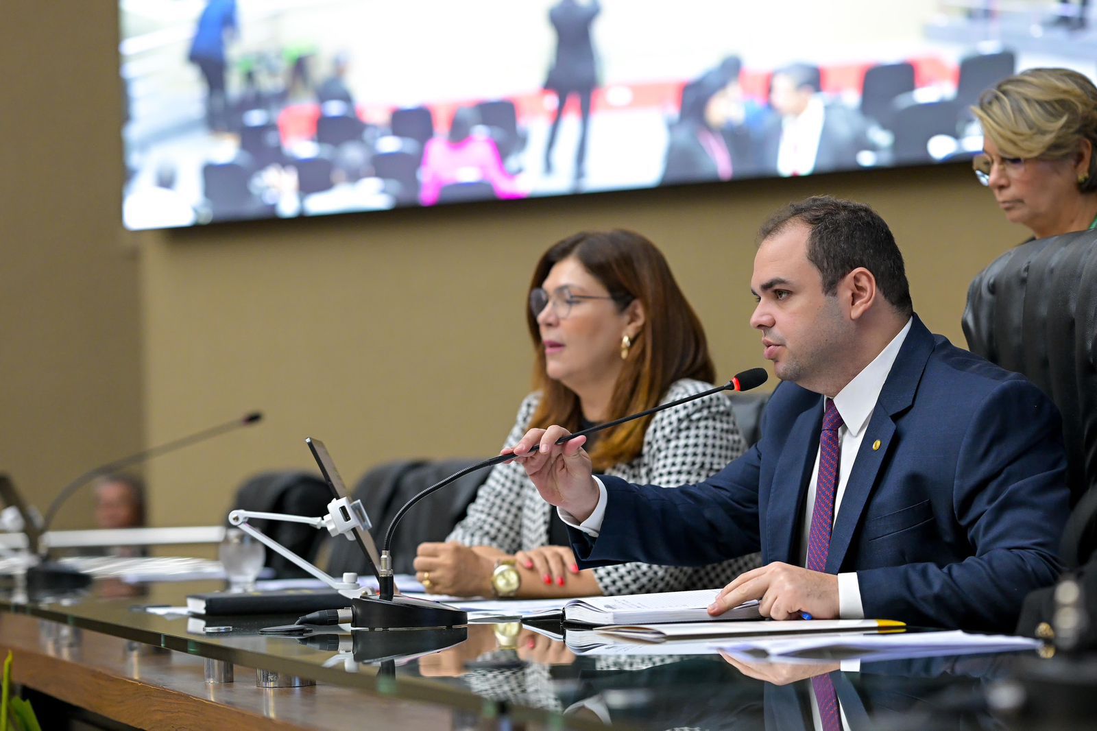 Presidente Roberto Cidade comanda votação que aprovou remissão e renegociação de dívidas de produtores rurais junto à Afeam em razão da estiagem severa