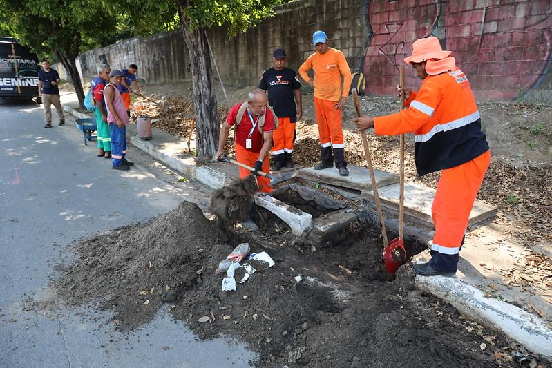 Novos pontos da cidade recebem força-tarefa da prefeitura com serviços de limpeza e desobstrução de bueiros e igarapés