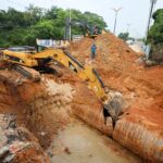 Prefeitura de Manaus escava oito metros de profundidade para retirar antiga tubulação na avenida Mário Ypiranga Monteiro