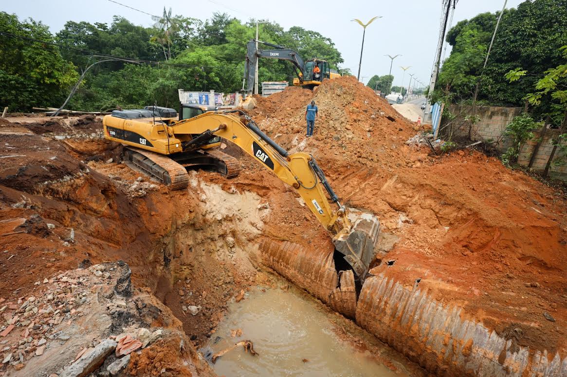 Prefeitura de Manaus escava oito metros de profundidade para retirar antiga tubulação na avenida Mário Ypiranga Monteiro