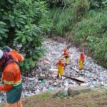 Prefeitura de Manaus realiza limpeza no igarapé da avenida Timbiras, na zona Norte