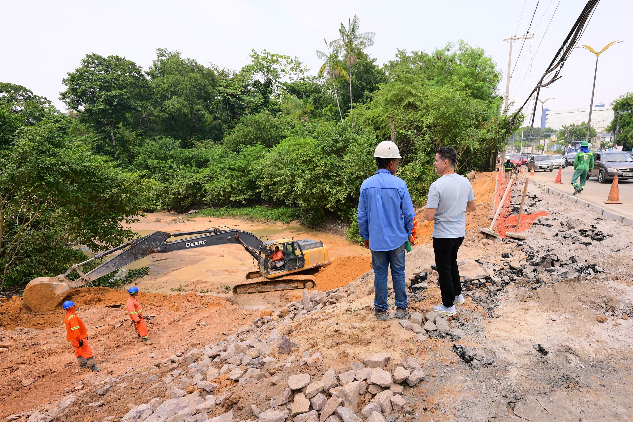 Prefeito David Almeida vistoria obra de encabeçamento da avenida Mário Ypiranga Monteiro