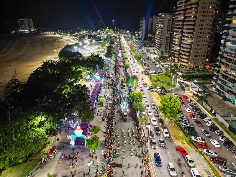 Segunda Parada Natalina da Prefeitura de Manaus encanta milhares de pessoas na Ponta Negra