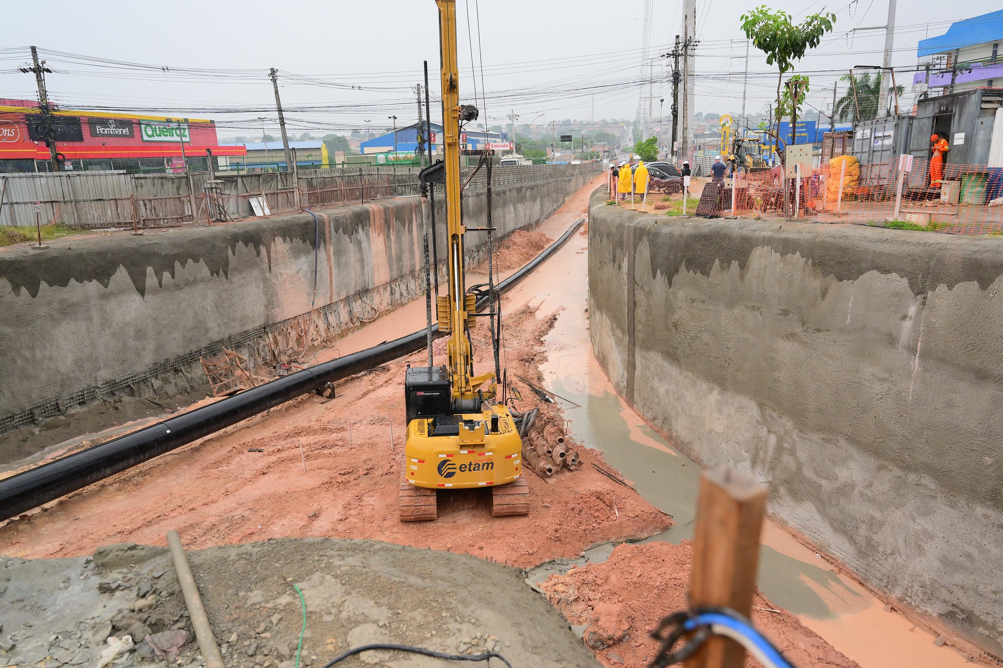 Prefeito David Almeida vistoria obra de construção do complexo viário Rei Pelé