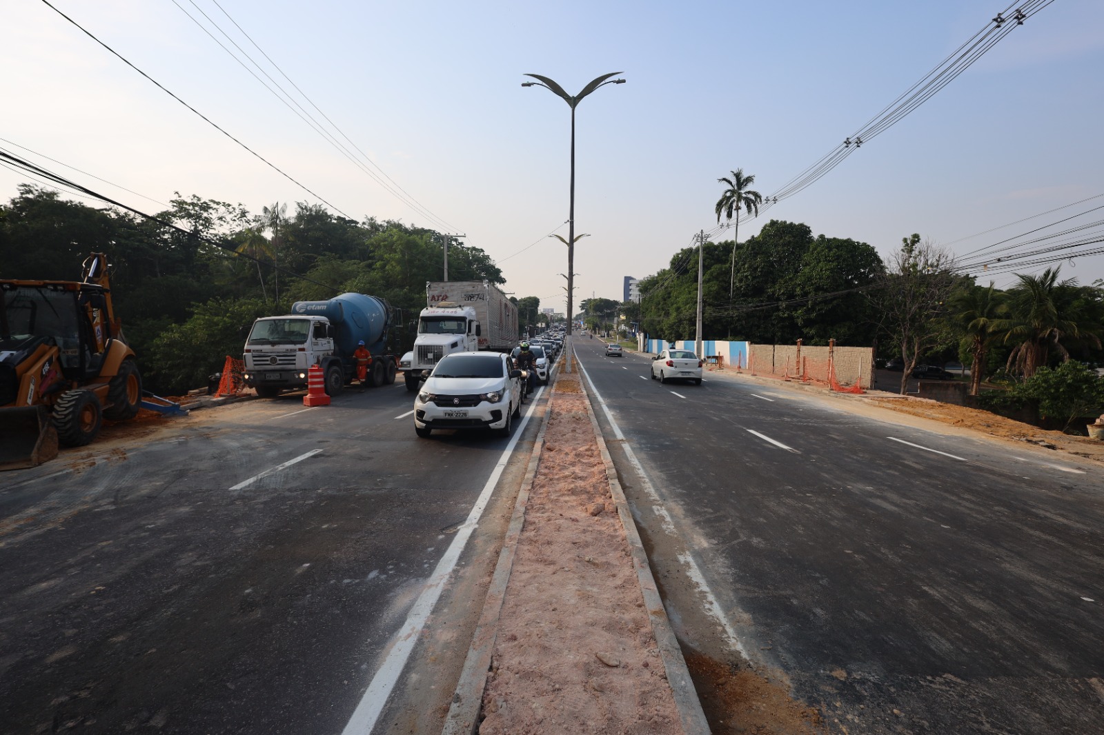 Prefeitura de Manaus trabalha com três frentes de serviços na avenida Mário Ypiranga Monteiro