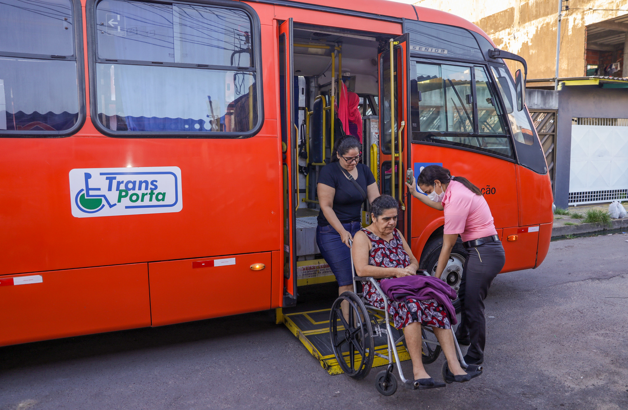 Serviço de deslocamento ‘Transporta’, da prefeitura, atende pacientes com dificuldade de locomoção