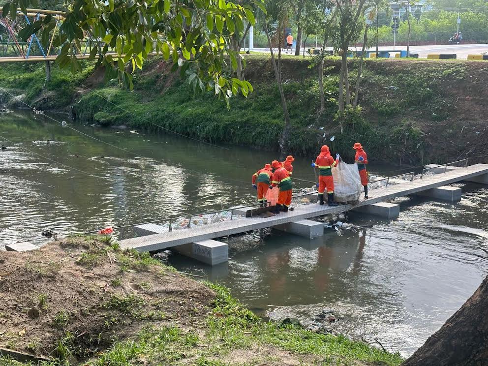 Ecobarreiras instaladas pela Prefeitura de Manaus se tornam aliadas essenciais na contenção de resíduos durante o período de chuvas