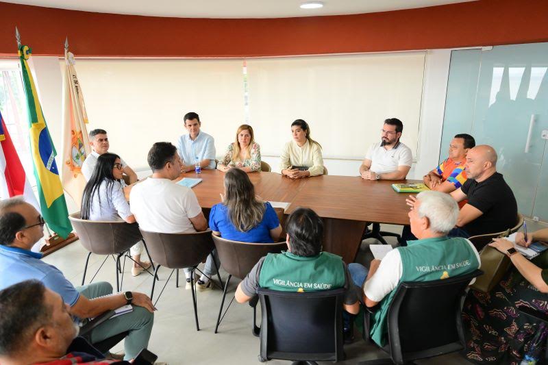 Prefeito David Almeida e equipe técnica da saúde discutem estratégias para combate ao Aedes aegypti em Manaus