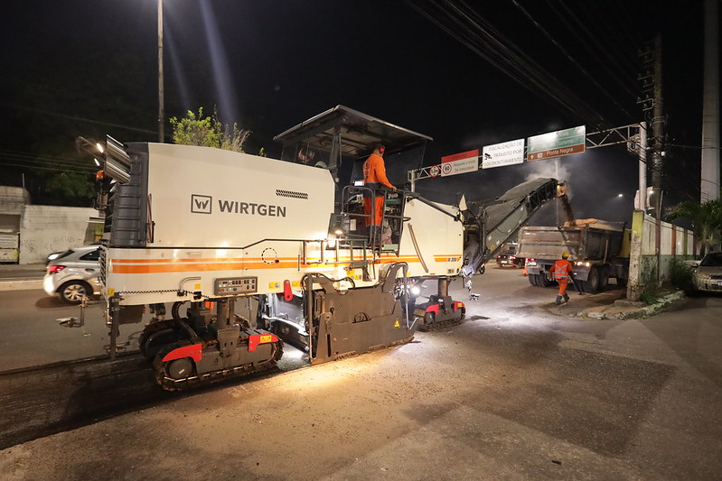 Prefeitura de Manaus avança com o recapeamento da avenida Coronel Teixeira, que receberá seis mil toneladas de asfalto