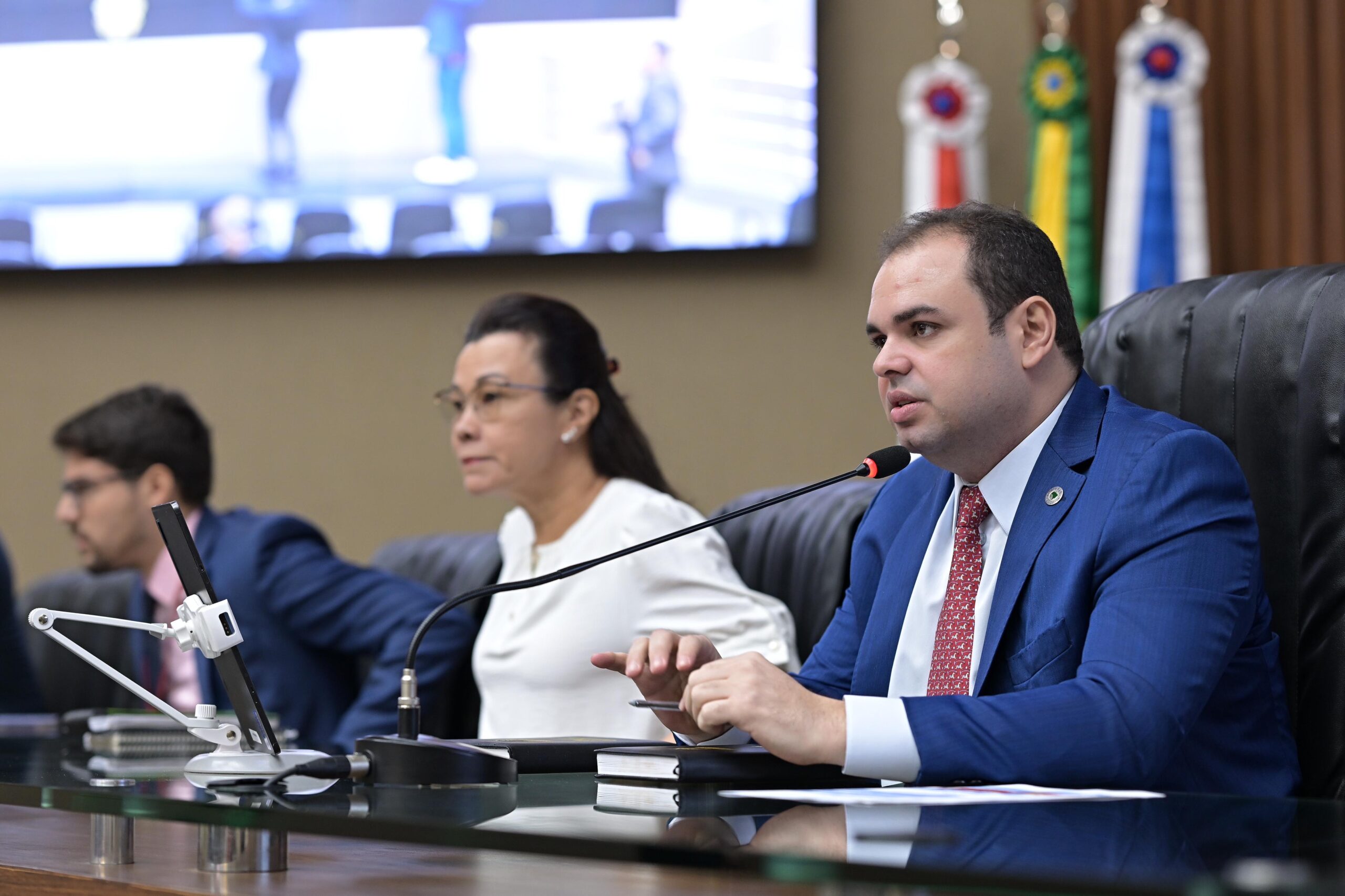 Presidente Roberto Cidade anuncia antecipação de pagamento do 13º salário dos servidores da Aleam