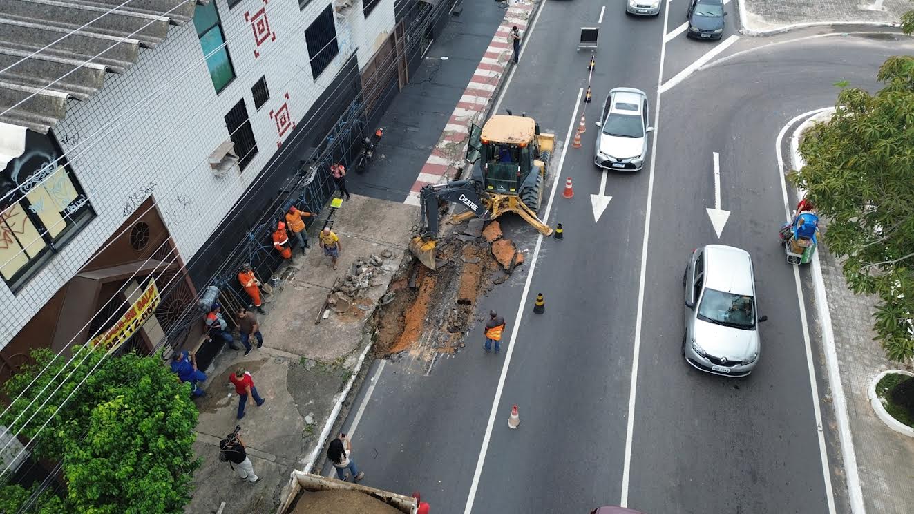 Prefeitura de Manaus atua de forma emergencial para fechar cratera na avenida Constantino Nery