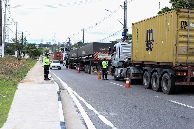 Prefeitura de Manaus realiza Operação ‘Carga Pesada’ e autua 18 veículos na zona Norte