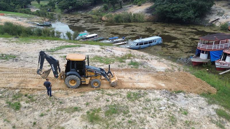 Prefeitura de Manaus inicia serviço de terraplanagem na comunidade Livramento