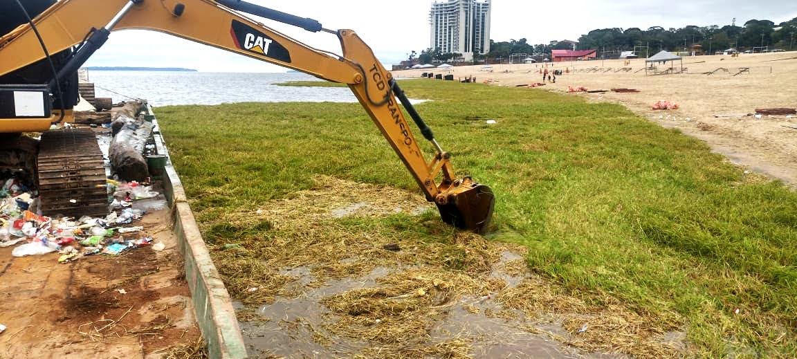 Prefeitura de Manaus intensifica retirada de vegetação aquática na Ponta Negra para garantir navegação e segurança