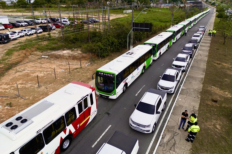 Prefeito David Almeida entrega 20 novos ônibus e reforça compromisso histórico com o transporte público