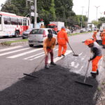 Prefeitura de Manaus intensifica ações de recuperação asfáltica de vias em várias zonas da capital