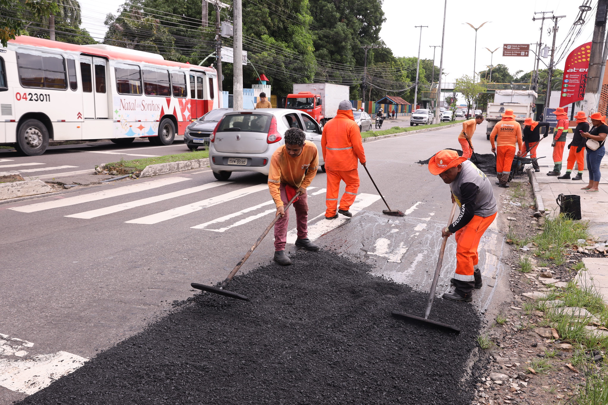 Prefeitura de Manaus intensifica ações de recuperação asfáltica de vias em várias zonas da capital