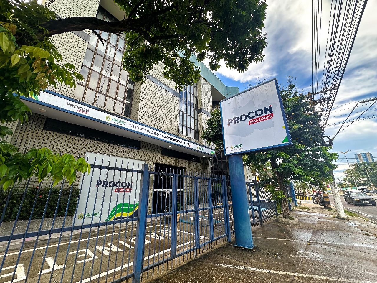 Procon-AM alerta sobre cobrança indevida de taxas extras em pagamentos com PIX