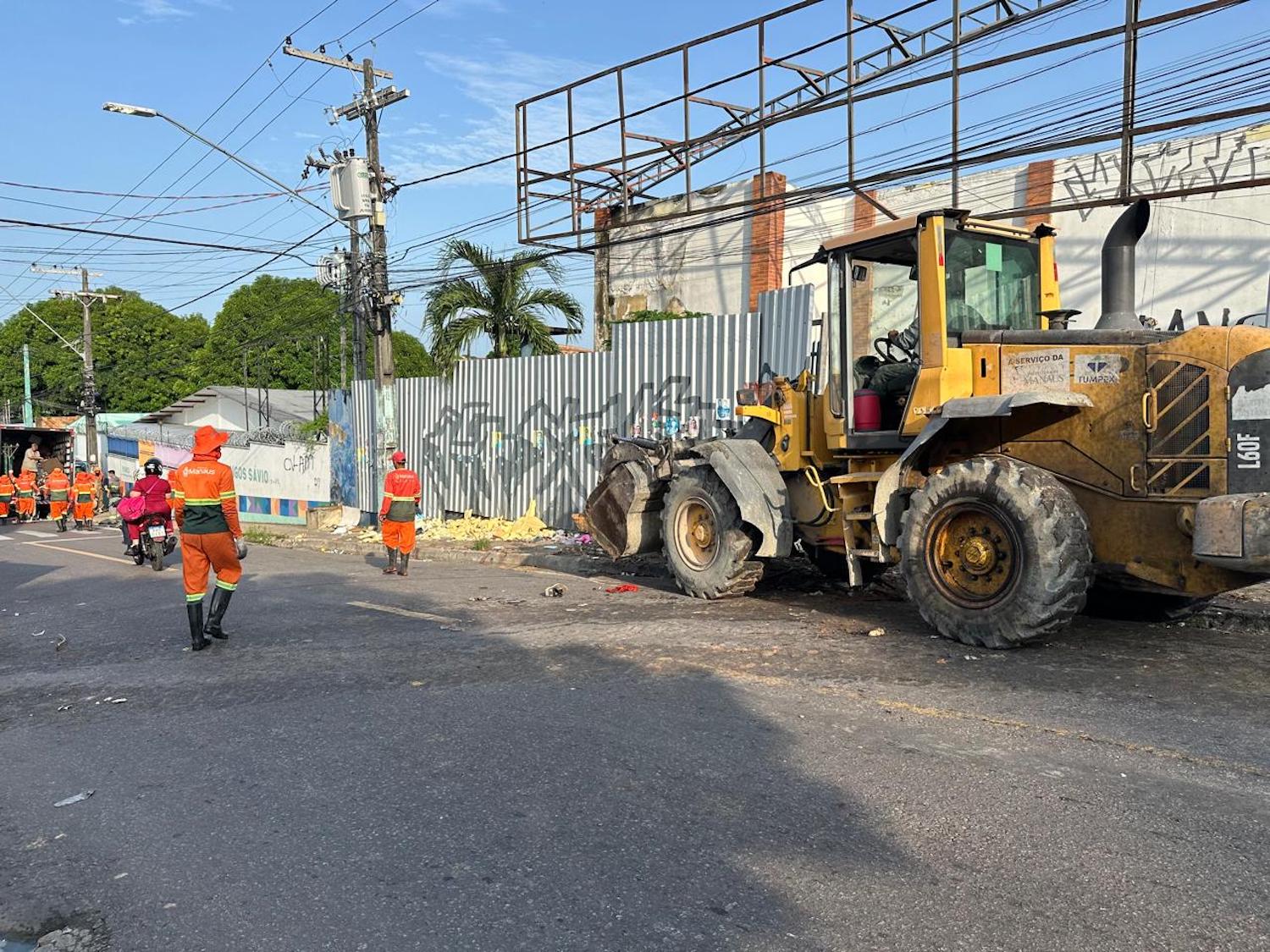 Prefeitura de Manaus intensifica limpeza de prédio abandonado e combate focos de doenças