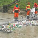 Prefeitura de Manaus realiza operação de limpeza nas ecobarreiras após forte chuva