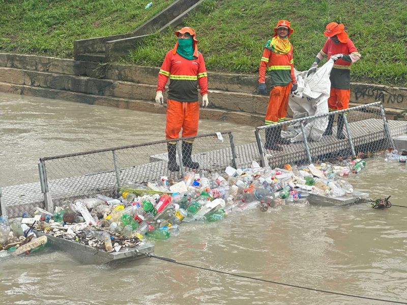 Prefeitura de Manaus realiza operação de limpeza nas ecobarreiras após forte chuva