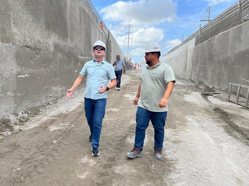 Prefeito David Almeida vistoria serviços finais do viaduto Rei Pelé