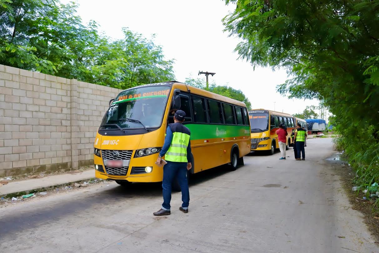 Fiscalização de transporte aborda quase 150 micro-ônibus alternativos na zona Sul