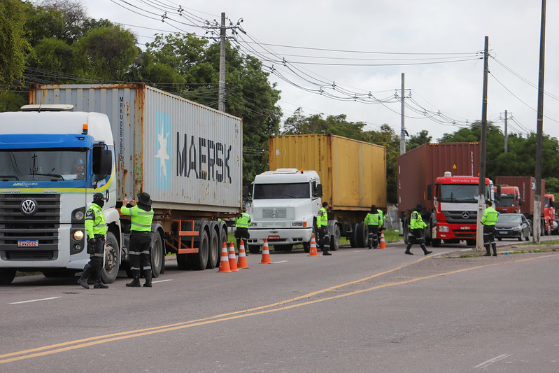 Operação da prefeitura fiscaliza mais de 250 caminhões na zona Sul de Manaus