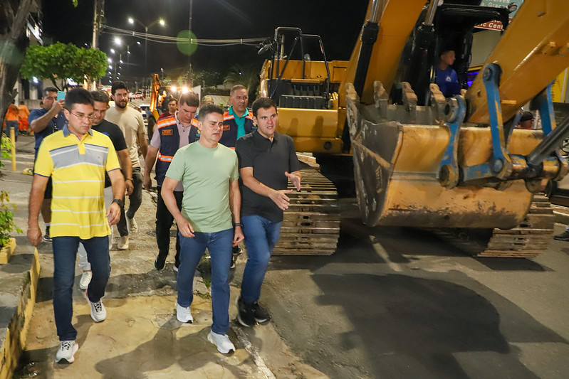 Prefeito David Almeida acompanha interdição de trecho da avenida Maceió para manutenção em rede de drenagem durante o carnaval