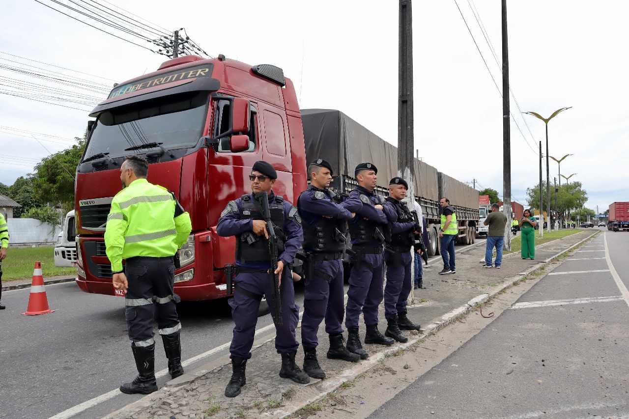 Operação ‘Carga Pesada’ retira 14 caminhões das ruas de Manaus por irregularidades