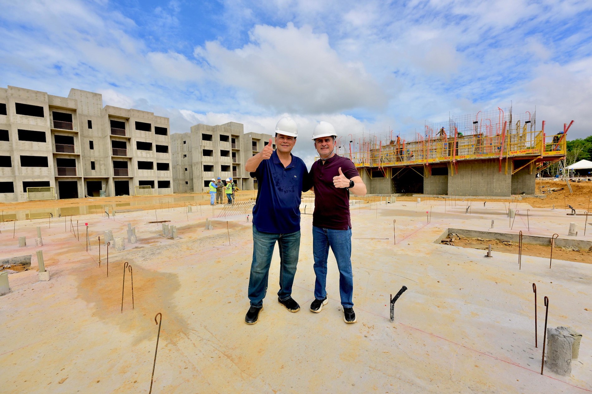 Prefeito David Almeida e senador Eduardo Braga vistoriam avanço das obras do conjunto habitacional no Tarumã